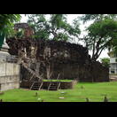 Hinter dem in einem Kreisverkehr liegenden San Phra Kan